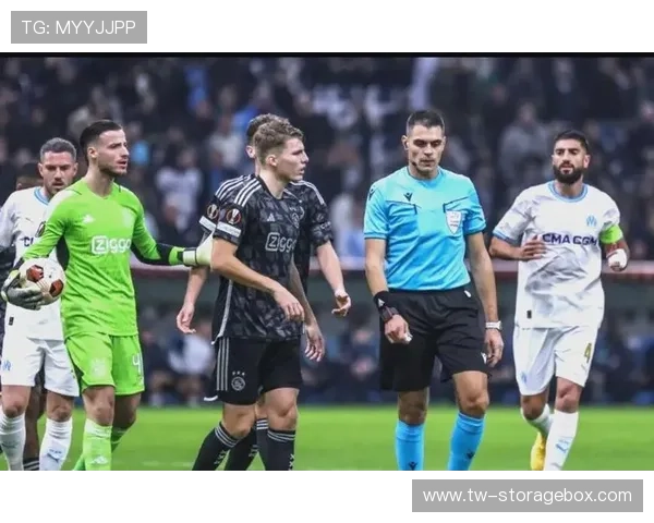 阿贾克斯主帅海廷加因欧冠全败及荷甲低迷表现被解职